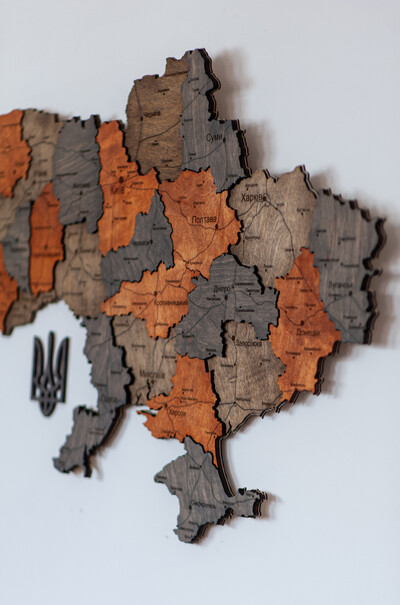 Мапа України дерев'яна в гамі кольорів Вулканічний пил